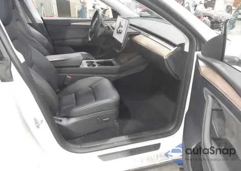 2024 Tesla Model Y Long Range Dual Motor All-Wheel Drive z USA, uszkodzony, nr VIN 7SAYGDEE0RF084333